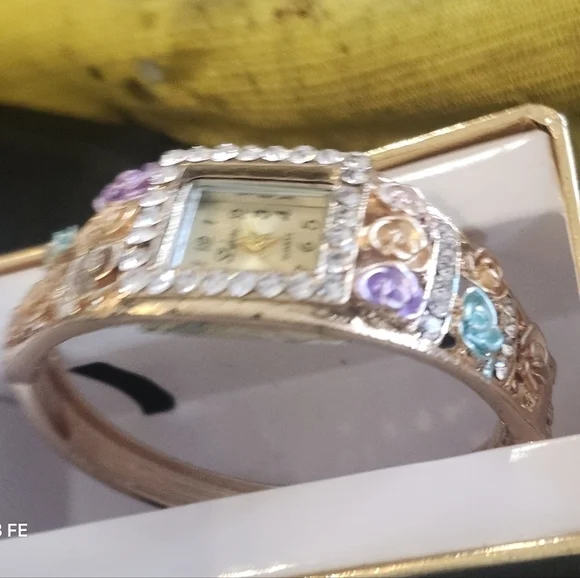 Beautiful Lupai Quartz Cuff Style watch womens - Picture 4 of 7